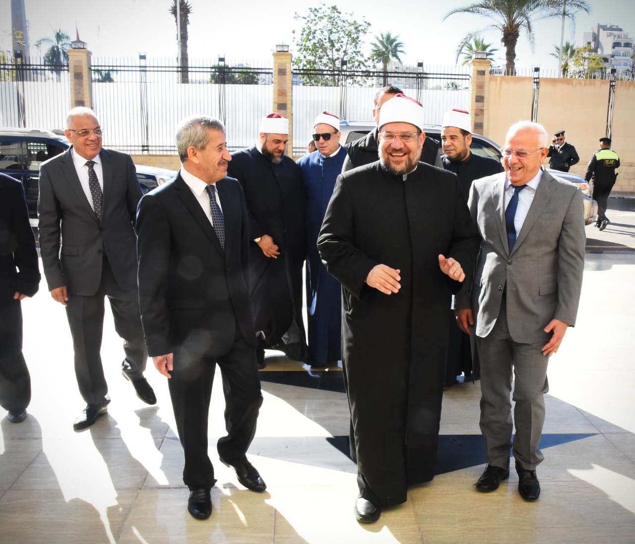 محافظ بورسعيد يستقبل وزير الأوقافقبل صلاة الجمعة بمسجد السلام  (1)